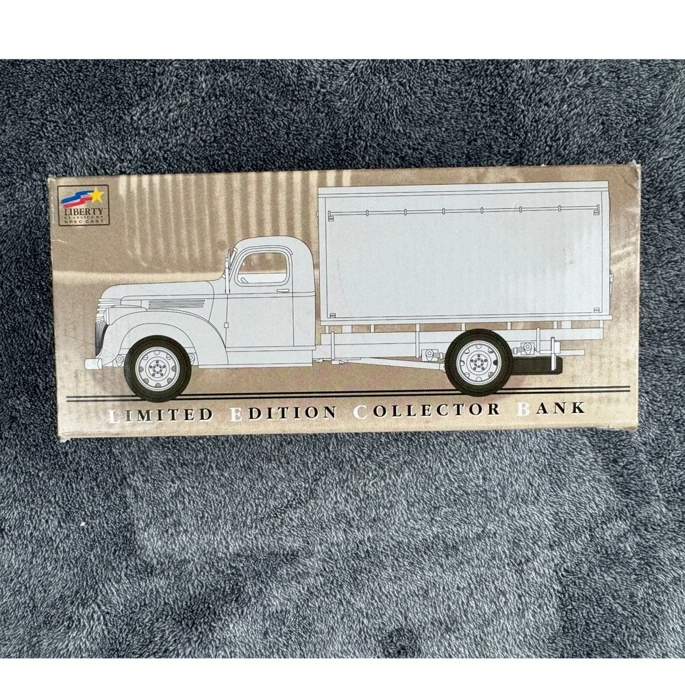 Liberty Classics 1942 Chevrolet‎ 1.5 Ton Van Box Truck Bank Summer Farm Toy Show